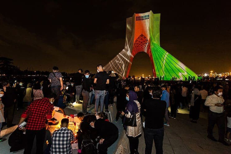شب گذشته در اقدامی نمادین تصویر پرچم افغانستان برای همدردی با مردم این کشور بر روی برج آزادی تهران نقش بست تا یک بار دیگر همدلی و همزبانی ایران و افغانستان را یادآوری کند.