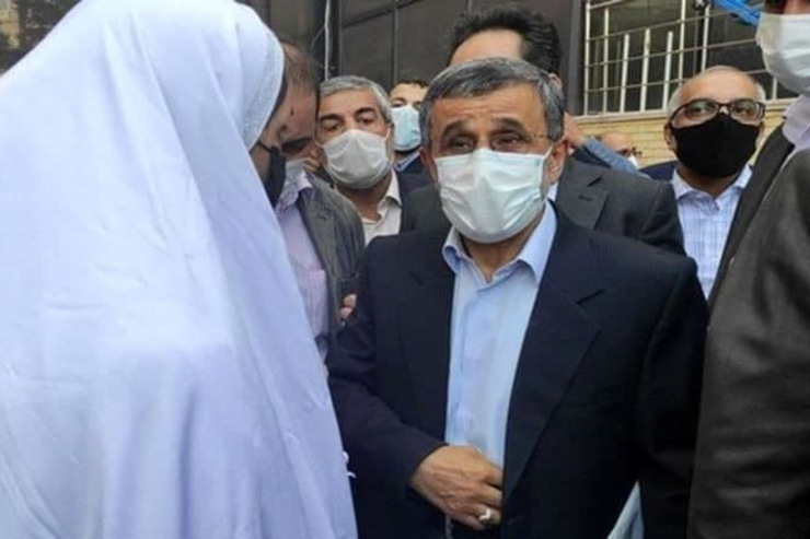 یک زوج با حضور در وزارت کشور برای انتخابات ریاست جمهوری ثبت نام کردند. برخی منابع می‌گویند این عکس مربوط به دختری کفن پوش است.
