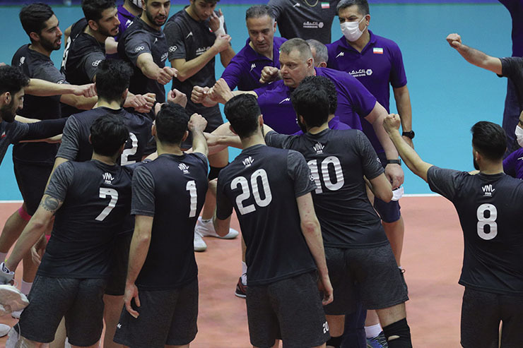 مربی روسی تیم ملی والیبال کشورمان اسامی ۱۷ بازیکن و ۶ عضو کادر فنی تیم ملی والیبال ایران را برای معرفی به فدراسیون جهانی برای حضور در لیگ ملت‌ها در اختیار سر‌پرست تیم ملی قرار داد.