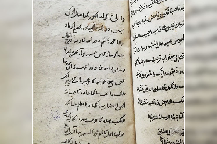 نسخه کتاب اثنی عشریه شیخ بهایی که هاشم بن احمد بن عصام الدین الاتکانی الخراسانی در سال ۱۰۲۹ و ۱۰۳۰ هجری قمری کتابت کرده است، از جهات مختلفی دارای اهمیت است. یکی از این نکات، اجازه مهم شیخ به کاتب در سال ۱۰۳۰ قمری یعنی چندماه قبل از وفات شیخ است. کاتب پس از اتمام کتابت نسخه، آن را از نظر شیخ بهایی گذرانده و شیخ نیز در حاشیه صفحات مختلف کتاب، علامت بلاغ را درج کرده است.