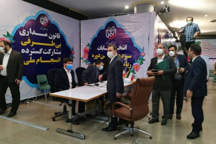 عباس آخوندی، وزیر سابق راه و شهرسازی برای ثبت نام در سیزدهمین دوره انتخابات ریاست جمهوری وارد ستاد انتخابات شد.