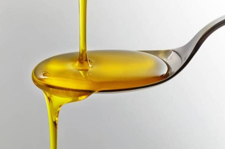بر اساس نتایج آخرین یافته های علمی در جهان، مصرف روغن های جامد و نیمه جامد همچنین به علت دارا بودن اسید چرب ترانس بالا خطر بروز سرطان سینه در خانم ها و سرطان پروستات در آقایان را افزایش می دهد.