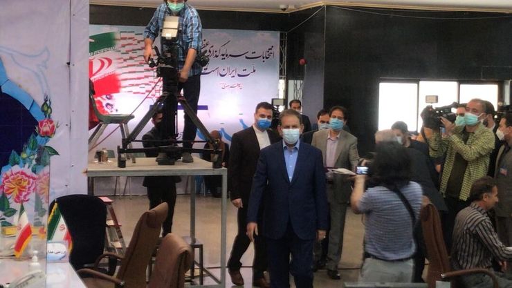 اسحاق جهانگیری معاون اول حسن روحانی در دولت‌های دهم و یازدهم دقایقی قبل برای ثبت نام در انتخابات ریاست جمهوری وارد وزارت کشور شد.