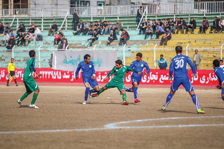 تصویری از جدال پیام و گل‌گهر در لیگ یک - عکسی که در آن حمید مروی، بازیکن سبزجامگان پیامی در میان گل گهری‌ها در تلاش برای حفظ توپ است. از این عکس نزدیک ۱۰ سال می‌گذرد و امروز گل‌گهر در لیگ برتر فوتبال است و روز‌های خوبی را می‌گذراند، اما پیام مشهد نابود شده و از چرخه حیات فوتبالی کنار رفته است.