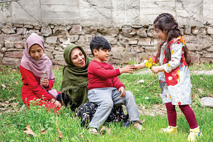 درباره دخترانشان صحبت می‌کنند، از همان دغدغه‌های مادری در زندگی مدرن. یکی از سلبریتی‌های خانم با ویدئو گرفتن از زندگی شخصی‌اش و استوری‌های روزانه حواس دختر یکی از مادران را از زندگی واقعی پرت کرده است و او سردرگم است که چه‌گونه به دخترش نشان بدهد زندگی واقعی با این ویدئو‌های رنگ و لعاب‌دار مجازی متفاوت است.