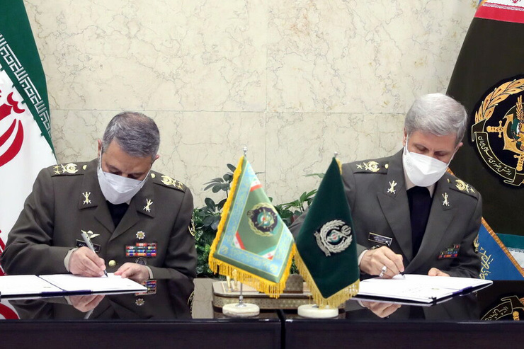 توافقنامه راهبردی توسعه و ارتقای توان پهپادی ارتش جمهوری اسلامی ایران توسط فرمانده کل ارتش و وزیر دفاع و پشتیبانی نیروهای مسلح در ستاد فرماندهی ارتش امضا شد.