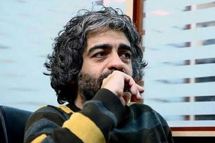 نیلوفر هاشمی که در واحد ۳۸ دانشگاه علمی-کاربردی با بابک خرمدین همکار بود می‌گوید: «مثل یک سایه بود، کم‌حرف، مودب و موقر و دوست‌داشتنی. خاطره مشترک همه ما از او همان مرد با اورکت سبز است که پشت میز اتاق اساتید می‌نشست»