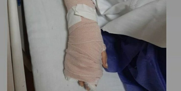 ۲۸ اردیبهشت خبری عجیب در فضای مجازی منتشر شد؛ فائزه مؤمنی، خبرنگار حوزه شهری سایت رویداد ۲۴، که برای تهیه گزارش از روند واکسیناسیون به یکی از مراکز مراجعه کرده بود، پس از اینکه کارش تمام می‌شود و قصد دارد از بیمارستان خارج شود، با حمله حراست فیزیکی بیمارستان روبه‌رو می‌شود.