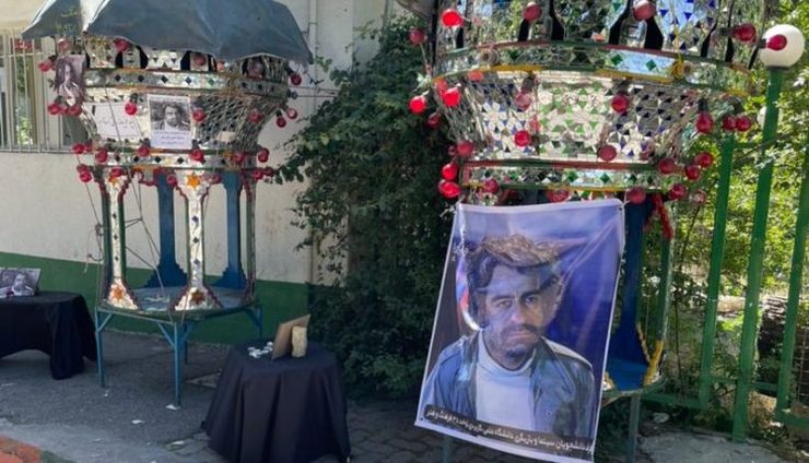 در ورودی بلوک منزل خانواده خرمدین پرنده پر نمی‌زند. اول ورودی بلوک دو حجله از بابک خرمدین از طرف دانشجویانش و اهالی اکباتان زده شده است.