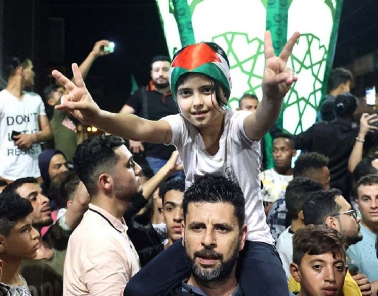 جشن پیروزی مقاومت با شادی و هلهله مردم در همه شهرهای غزه و صدای تکبیر از بلندگوها بامداد جمعه با اعلام آتش بس بین فلسطینیان و رژیم صهیونیستی با نظارت دولت مصر همزمان شد.
