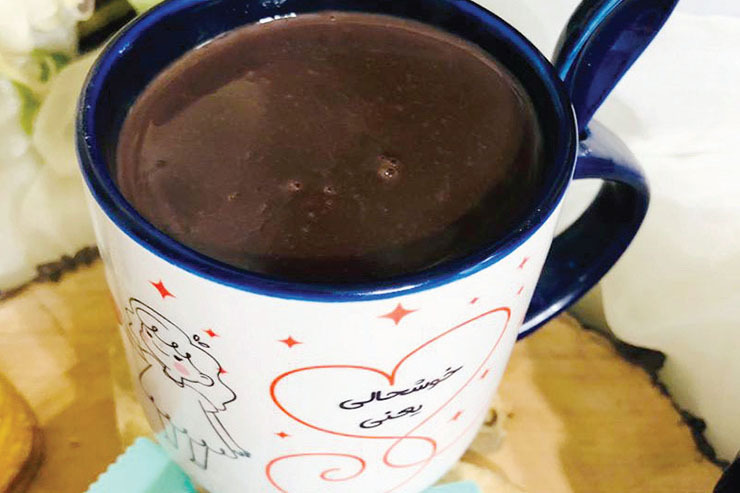 در این مطلب می‌خواهیم با کمک شکلات تلخ، طرز تهیه یک نوشیدنی بسیار خوشمزه و پرطرف دار کافی شاپی را برای وعده افطار آموزش بدهیم؛ هات چاکلت یا شکلات داغ.
