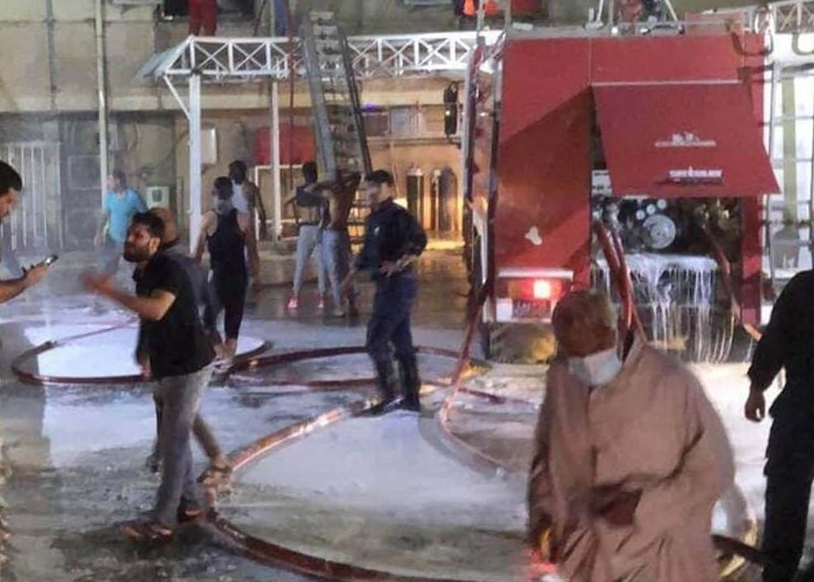 شبکه تلویزیونی العهد عراق، تصاویری ثبت شده با دوربین های مداربسته از لحظه انفجار کپسول های اکسیژن در داخل بیمارستان ابن الخطیب بغداد، منتشر کرد.