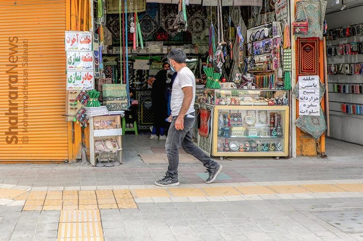 در خیابان‌های مشهد و راسته بازارها، مصوبه تعطیلی، چیزی شبیه مترسکی بندانگشتی وسط مزرعه چند هزار هکتاری است! هراسی از تن ندادن به مصوبه ستاد کرونا نیست و بیشتر واحد‌های صنفی خیالشان تخت از پلمب نشدن است یا راه دور زدن را فوت آب اند.
