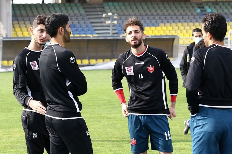 در پی عملکرد مهاجم جوان تیم پرسپولیس در بازی های اخیر این تیم، انتقادات تندی علیه او در فضای مجازی مطرح شد.