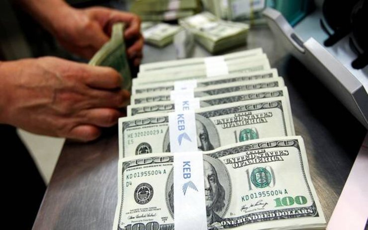 در حالی که محمدعلی دهقان دهنوی، رئیس سازمان بورس از تخصیص منابع صندوق توسعه ملی به صندوق تثبیت بازار سرمایه به میزان ۲۰۰میلیون دلار معادل ۵هزار میلیارد تومان خبر داده که برخی منتقد این اقدام هستند.