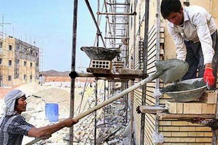 قوانین و آیین‌نامه‌های مرتبط با اشتغال مهاجران خارجی در کنار رویه‌ها و فرآیند‌های اداری باعث شده است دریافت بسیاری از مجوز‌ها بوروکراسی پیچیده‌ای داشته و نیازمند هزینه‌های قانونی و غیرقانونی بالایی باشد.