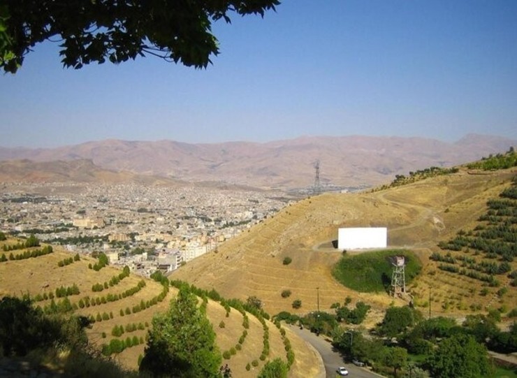 هوتن شکیبا، بازیگر سینما و تلویزیون، در اینستاگرامش، از درگذشت یک عاشق سینما خبر داد که در سنندج، شهر زادگاهش، بزرگ‌ترین سینمای روباز جهان را ساخت که در کتاب رکوردهای گینس هم ثبت شد.