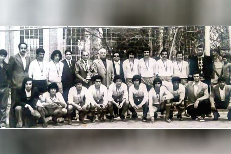 عکسی جالب از تیم دبیرستان ملکی- این تیم در دهه ۵۰ قهرمان مسابقات آموزشگاه‌های مشهد شد و چهره‌هایی، چون کریم مسرور، حسین امیدوار، احمد سلمانی، جلال خوشزاد، اسماعیل شجیع و... در این عکس به‌چشم می‌آیند.