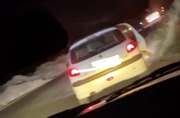 در این ویدئو که در فضای مجازی منتشر شده است، دیده می‌شود خودرویی در جاده تلو در حال حرکت است. در این کلیپ درب خودرو باز بوده است و پا‌های زن جوان از ماشین بیرون زده شده است و هم چنان خودرو با در نیمه باز در حال حرکت است.