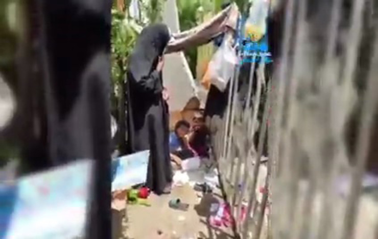 مادر و دو فرزندی که در گرمای ۴۰درجه اهواز در کنار خیابان زندگی می‌کنند.