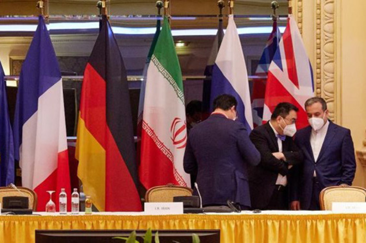 در چند روز گذشته و از زمان برگزاری نشست کمیسیون مشترک، چندین نشست دوجانبه و چند جانبه در سطح معاونین و مدیران سیاسی و همینطور در سطوح کارشناسی میان هیات های ایران با هیات های اتحادیه اروپایی، سه کشور اروپایی و هیات های چین و روسیه برگزار شده است.