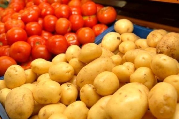گوجه‌فرنگی و سیب‌زمینی دوباره دچار جهش قیمت شدند. قیمت هرکیلوگرم گوجه‌فرنگی که تا یک ماه پیش ۱۵۰۰ تومان بود حالا بین ۱۰ تا ۱۱ هزار و ۵۰۰ تومان فروخته می‌شود و بهای هرکیلوگرم سیب‌زمینی از ۳ هزار و ۸۰۰ تومان به ۸ هزار و ۸۰۰ تا ۹ هزار تومان رسیده است.