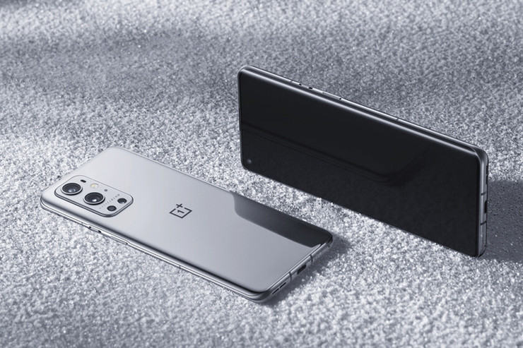 وان پلاس (OnePlus) یکی از سرشناس‌ترین شرکت‌های گوشی ساز چینی است که در سال‌های گذشته توانسته است با سایر شرکت‌های قدرتمند این بازار، رقابت نزدیکی داشته باشد. آخرین پرچم دار این شرکت، یعنی وان پلاس ۹ پرو، از بدنه پشتی شیشه‌ای برخوردار است که شکل ظاهری آن را بیشتر شبیه آیینه می‌کند.