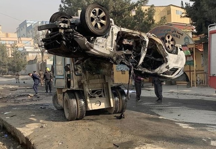 پلیس کابل می‌گوید که در انفجار یک مین که خودروی نوع تونس را در ناحیه ششم شهر کابل هدف قرار داد، چهار تن شهید و بیش از چهار تن دیگر هم زخمی شدند.