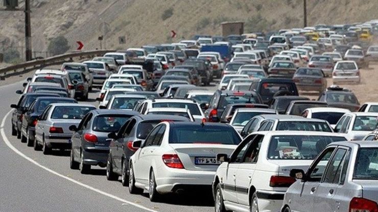 در هفته‌ای که گذشت و درحالی که از چهارشنبه ممنوعیت‌های کرونایی سفر اعمال شده است، با وجود کاهش نسبی تردد وسایل نقلیه مختلف، خبری پایین آمدن ترافیک و شلوغی محور‌های مواصلاتی کشور نیست و به نظر می‌رسد این ممنوعیت‌ها انطور که باید اجرایی نشده است.