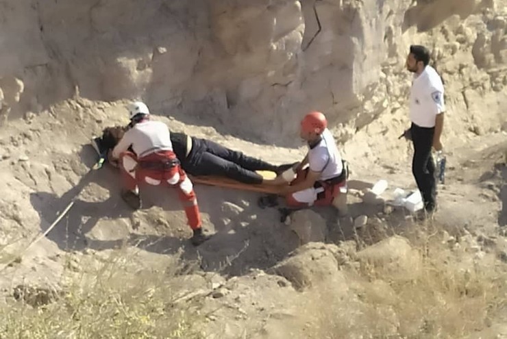 در پی سقوط ۲۹ اتباع افغانستانی در حفره چاه در محور فرعی منوجان به بندرعباس در ساعت ۲۳ و ۲۰ دقیقه شامگاه دوشنبه هفدهم خردادماه دو نفر کشته شدند.