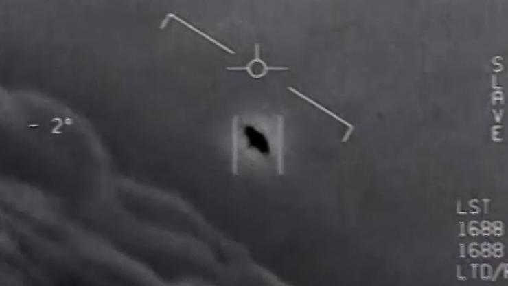 یک سال پیش پنتاگون اصالت ویدیو‌های منتشر شده از UFO‌ها (بشقاب پرنده) را تایید کرد و از تحقیقات ویژه درباره این پرنده‌های ناشناس خبر داد. حالا ویدیوی دیگری از یک جسم پرنده ناشناخته منتشر شده که درون آب ناپدید می‌شود.