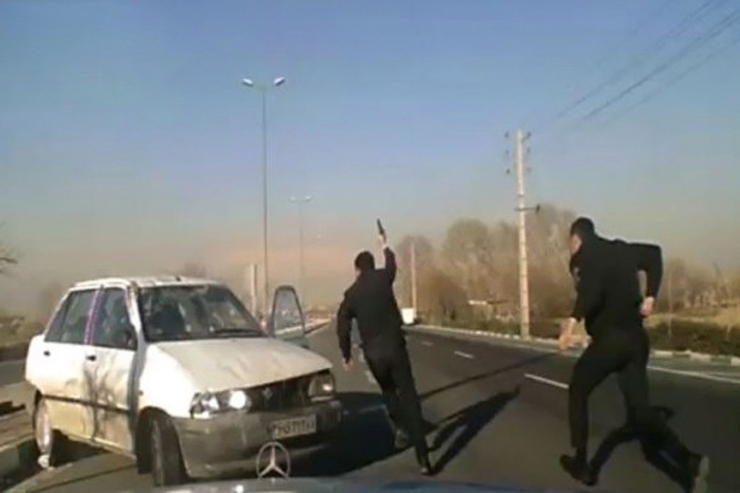 فیلمی در رسانه های اچتماعی منتشر شده که نشان می‌دهد مجرمی با خودروی پراید در اتوبان شهید دوران تهران از دست پلیس فرار می‌کند و اتوبان را یک طرفه رانندگی می‌کند.