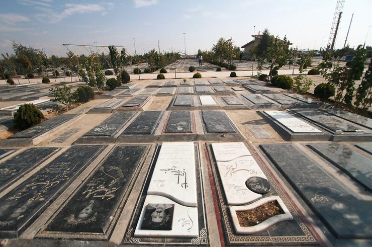  یکی از روزنامه‌های صبح امروز در گزارشی اشاره کرده که فروش قسطی تنها به نان ختم نمی‌شود بلکه در سنگ قبر هم این فروش قسطی قابل مشاهده است.