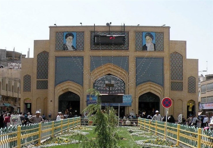 بازار امام رضا (ع) مشهد در سال ۱۳۵۵ ظرف یازده ماه ساخته شد. این بنا که یکی از معروف‌ترین بازار‌های کشور است از مکان‌های خاطره انگیز برای زائران و شهروندان مشهدی است که با گذشت حدود ۴۵ سال همچنان بافت سنتی خود را حفظ کرده است.