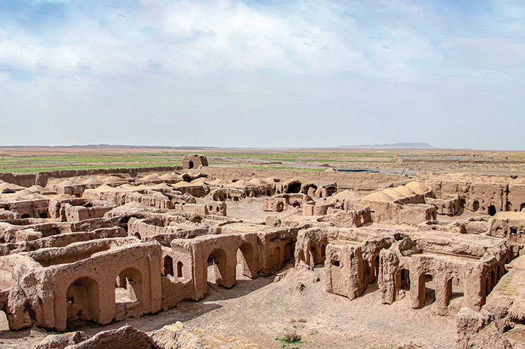 روستای کریم آباد در فاصله ۵کیلومتری رشتخوار و ۲۱۰ کیلومتری مشهد قرار دارد. این روستا در میانه جاده تربت حیدریه به خواف قرار دارد، بازگشت ۲۸ خانواده‌ای که مهاجرت کرده و در حاشیه شهر مشهد یا در تربت حیدریه ساکن شده بودند، نشان از حال خوب روستا دارد.