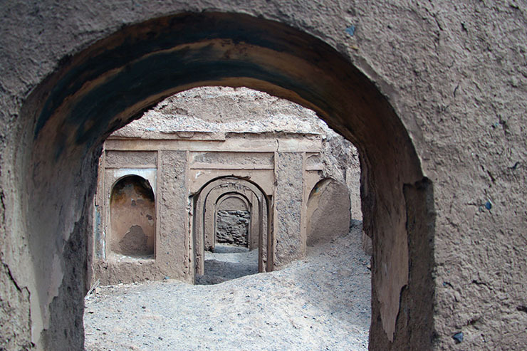 خانه‌های خشت و گلی گنبدی روستا در زمستان گرم‌تر و در زمستان سردتر و با آب وهوای روستا متناسب است. بافت تازه روستایی با معماری شهری هماهنگ است.