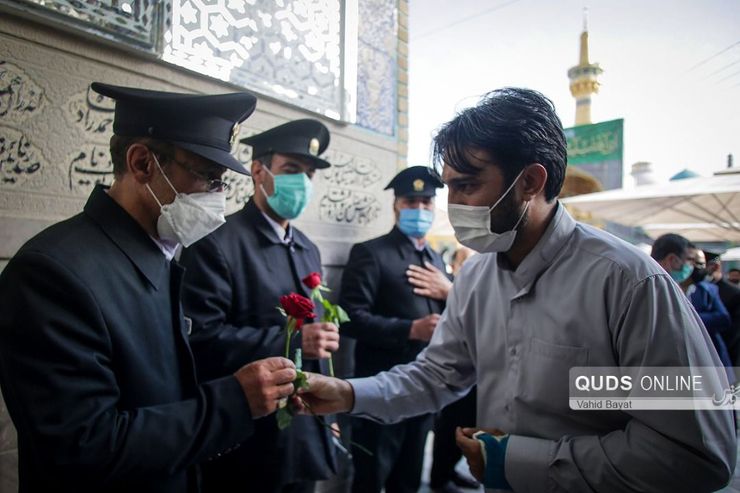 همزمان با سومین روز از دهه کرامت، اعضای قرارگاه رسانه ای استان خراسان رضوی با حضور در آسایشگاه خدام امام رضا(ع) با اهداء گل از خدمات خادمان تجلیل و قدردانی کردند.