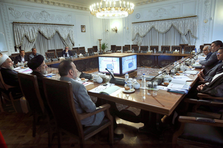 دبیرخانه شورای عالی هماهنگی اقتصادی در پی انتشار مطالبی به نقل از سخنگوی کمیسیون اصل ۹۰ مجلس مبنی بر نقش دبیر این شورا در تصمیم‌گیری درباره افزایش قیمت بنزین در سال ۹۸، اعلام کرد: تصمیم‌گیری‌ها در این نهاد فراقوه‌ای بر اساس اجماع نظر سران سه قوه انجام می‌شود.