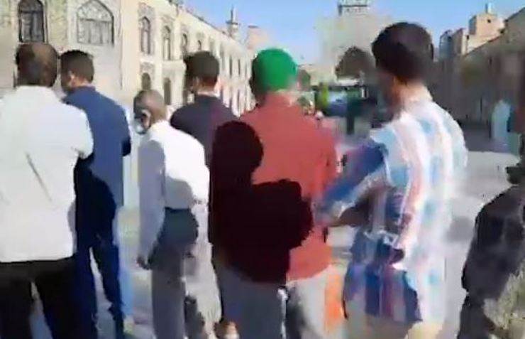 با آغاز روند رای گیری انتخابات ریاست جمهوری و انتخابات شورای اسلامی شهر و روستا در سراسر کشور حرم مطهر رضوی هم میزبان مردمی است که آمده‌اند تا رای خود را به صندوق بیندازند.