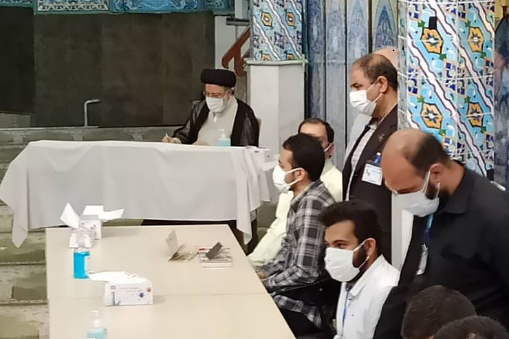حجت الاسلام و المسلمین سید ابراهیم رئیسی با حضور در مسجد جامع شهر ری،‌ رای خود را به صندوق انداخت.