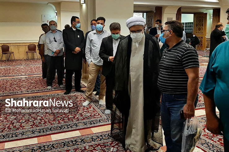حجت الاسلام محمد مروی تولیت آستان قدس رضوی با حضور در حرم مطهر رضوی در صف ایستاد تا رای خود را به صندوق بیندازد.