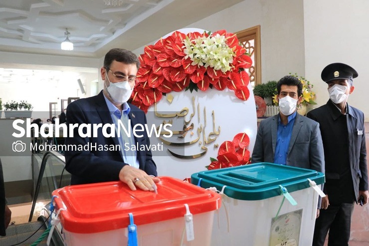سیدامیرحسین قاضی‌زاده هاشمی یکی از کاندیداهای انتخابات ریاست جمهوری با حضور در حرم مطهر رضوی در انتخابات شرکت کرد.