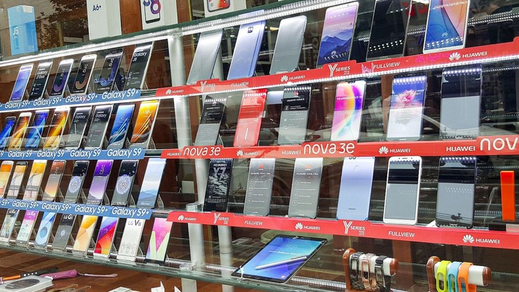 گوشی موبایل سامسونگ مدل Galaxy S ۲۰ FE SM-G ۷۸۰ F/DS دو سیم کارت با ظرفیت ۱۲۸ گیگابایت به قیمت ۱۰ میلیون و ۵۹۹ هزار تومان در بازار به فروش می‌رسد.