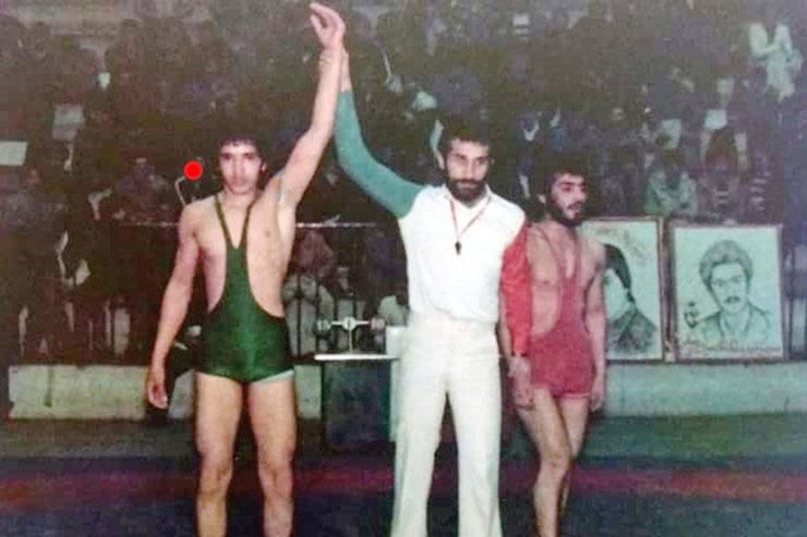 کشتی ورزشی است که در آن ۲ نفر غیرمسلح با یکدیگر گلاویز می‌شوند و برای به‌زمین‌زدن یا بی‌تعادل‌کردن حریف خود تلاش می‌کنند.