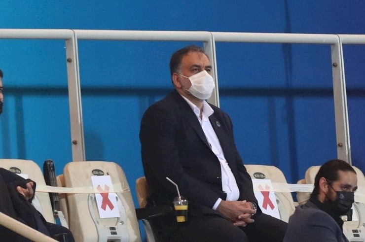 احمد مددی، مدیرعامل باشگاه استقلال با بی ثبات خواندن رفتار‌های فرهاد مجیدی از او خواست به کسی توهین نکند و به فکر جمع کردن امتیاز باشد. مدیرعامل استقلال از سرمربی این تیم خواسته به دنبال حل مشکلات از طریق اینستاگرام نباشد.