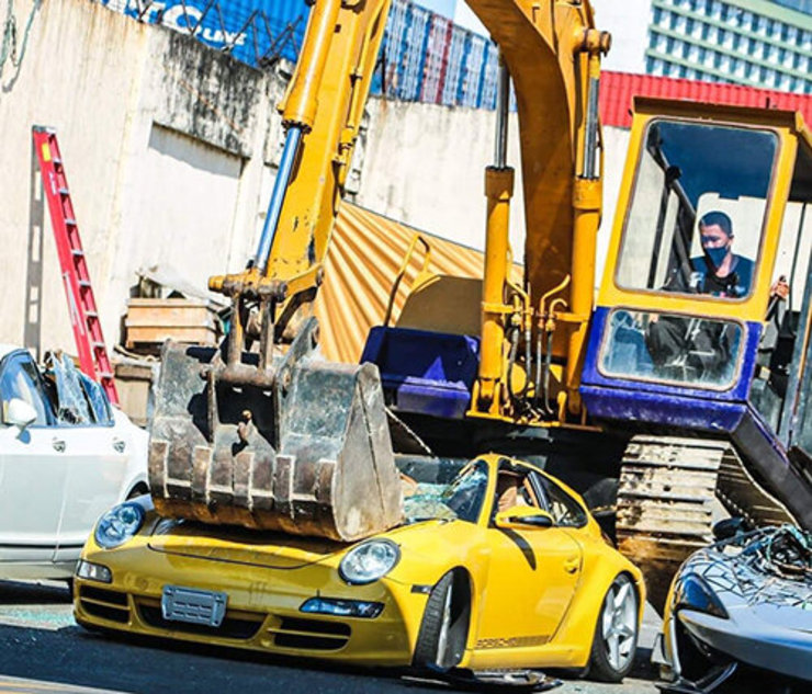 دولت فیلیپین با هدف مقابله با فساد، خودروهای اسپرت لوکسی که در فاصله سالهای ۲۰۱۸ تا ۲۰۲۰ به این کشور قاچاق شده بود، در مراسمی که زنده از تلویزیون این کشور پخش شد، تخریب کرد.