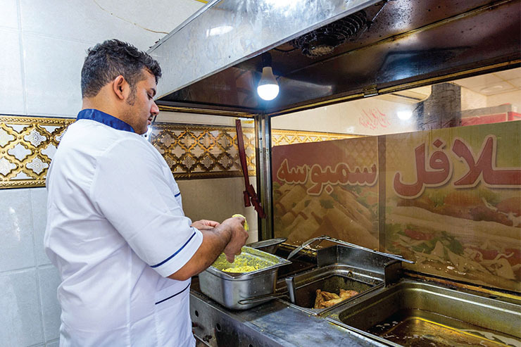 فلافل باکیفیت محله ۲۲ بهمن، حاصل فوت و فن کار زنان و مردان جنوبی است.
