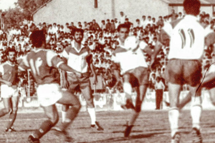 نمایی از بازی تیم‌های پیام مشهد و پرسپولیس تهران- عکس در ورزشگاه تختی مشهد گرفته شده و مربوط به اواخر دهه ۶۰ است. در این عکس حسن اصغری در حال ضربه زدن به توپ است در حالی که ضیاعربشاهی بازیکن شماره ۱۴ پرسپولیس به او نزدیک شده است. دورتر سالاری از پیام و انصاریفرد از پرسپولیس هم در عکس دیده می‌شوند.