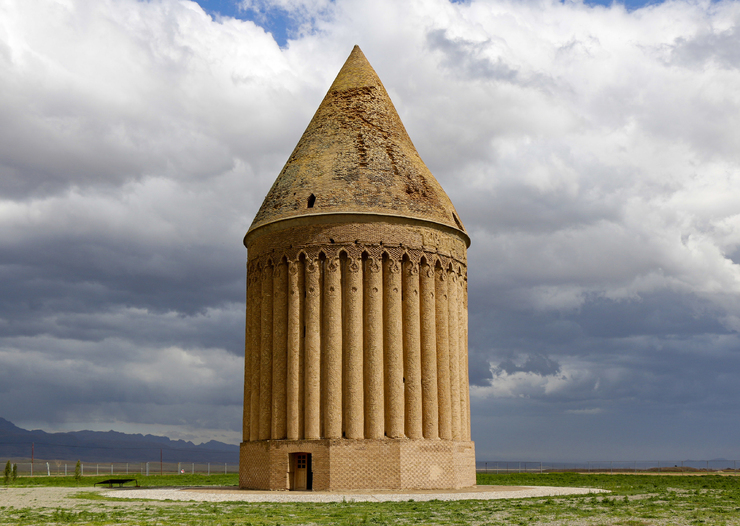 برج رادکان در ۸۰ کیلومتری شهر مشهد در مسیر چناران و در محل شهر قدیم رادکان قرار دارد.