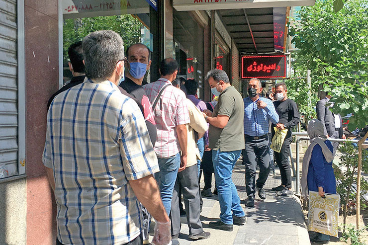 بیماران سرطانی و خانواده هایشان از نبود دارو‌های خاص شکایت دارند و سردرگرمی و حضور پیاپی آن‌ها به داروخانه برای تامین داروی مورد نیاز و ضروری روایت‌های مختلفی از مشکلات تهیه دارو دارد.